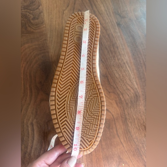 New! ALO Yoga Sunset Sneaker in Sandstone - Picture 6 of 6